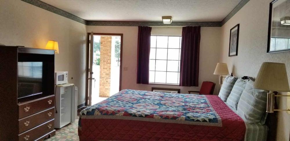 Americas Inn photo 24