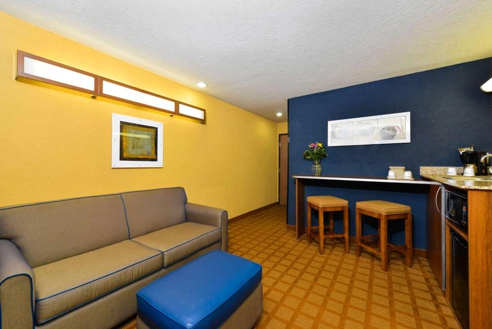 Microtel Inn & Suites by Wyndham New Braunfels photo 6