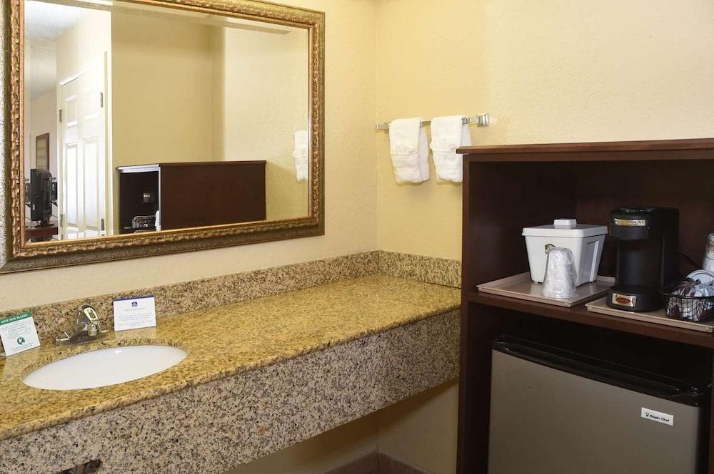 Baymont by Wyndham Orlando East photo 28