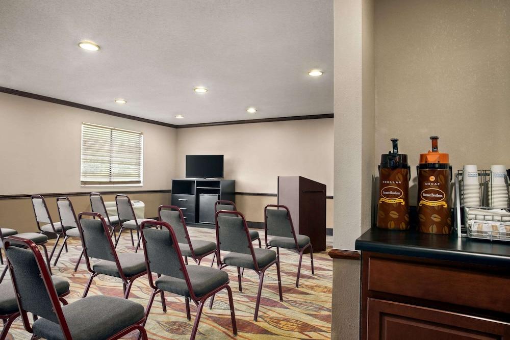 Super 8 by Wyndham Clinton photo 26