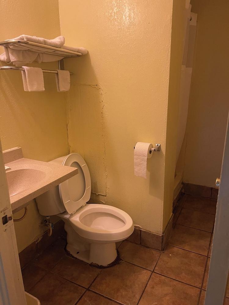 Plaza Motel photo 6