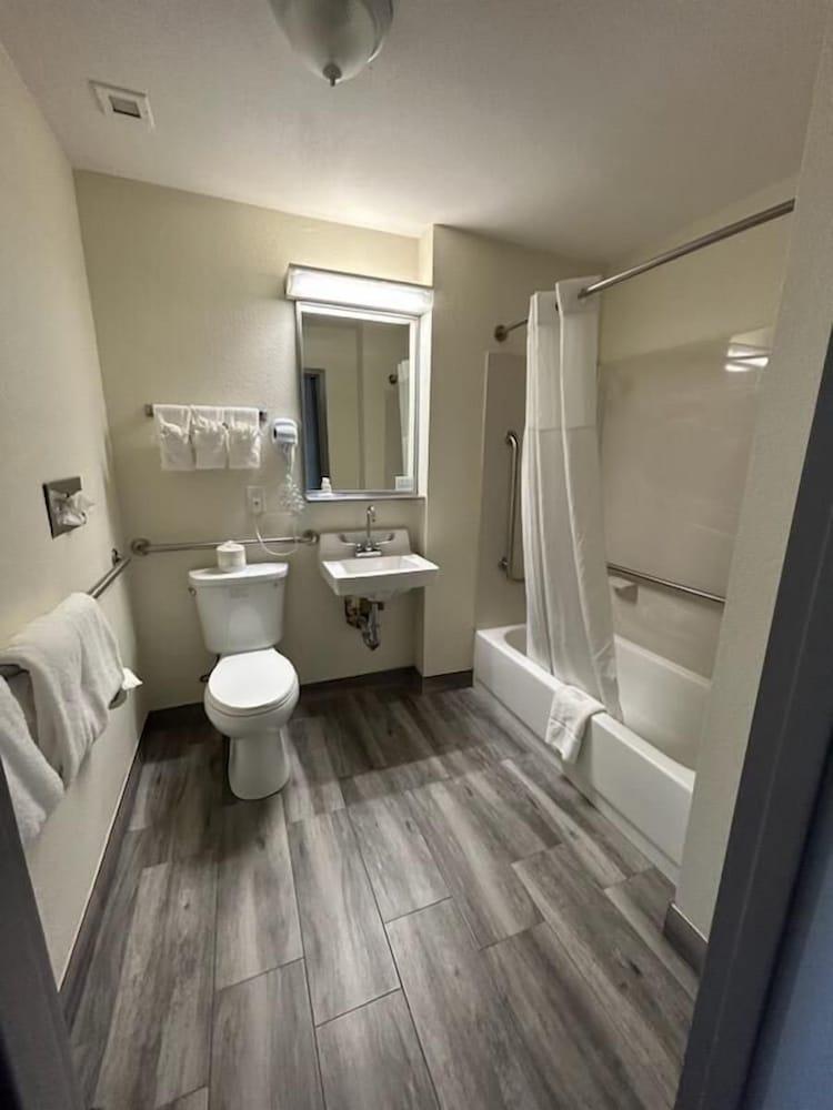 Clarion Pointe - Greensboro Coliseum Area photo 25