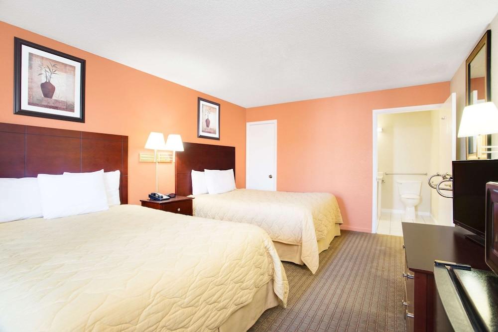 Super 8 by Wyndham Defuniak Springs photo 13