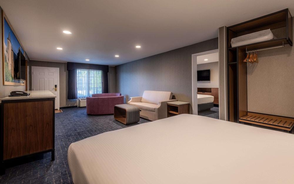 Anaheim Camelot Inn & Suites photo 28