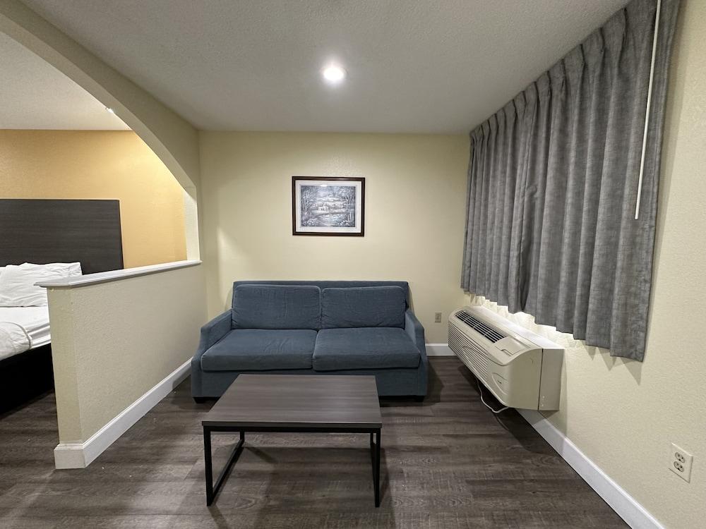 Rodeway Inn & Suites Highway 290 Northwest photo 5