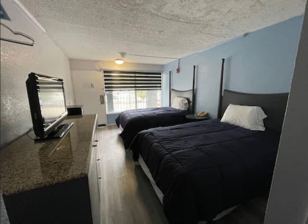 Budgetel Inn & Suites photo 3