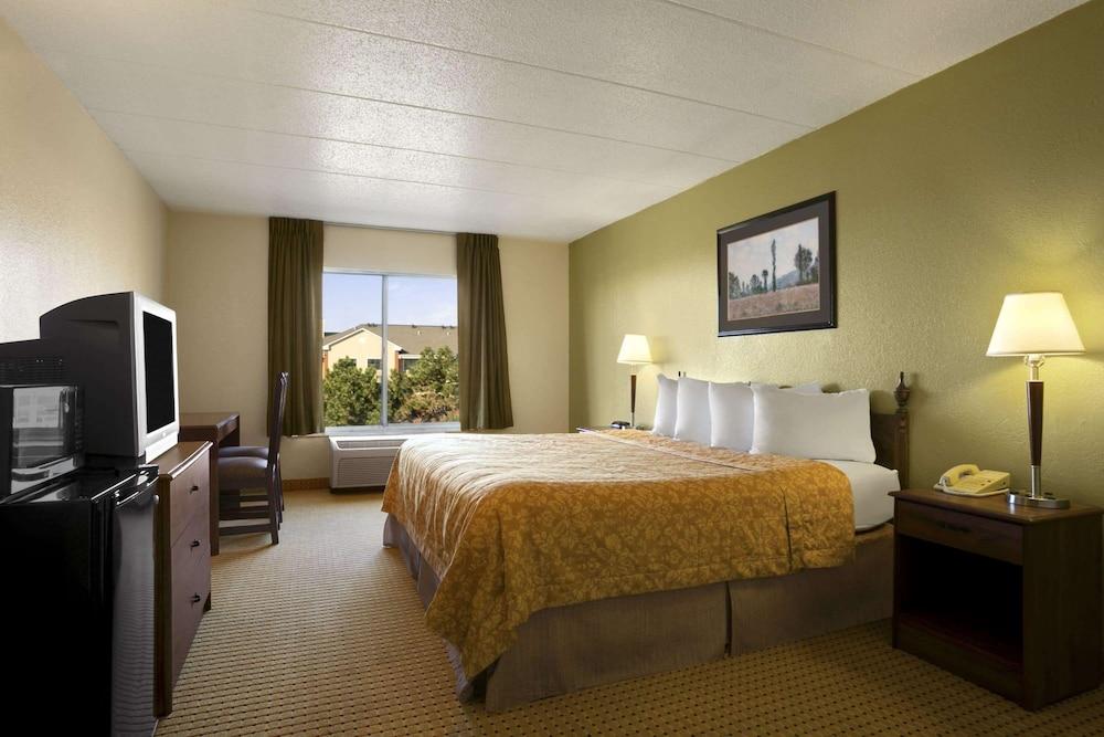 Travelodge by Wyndham Lansing IL photo 16