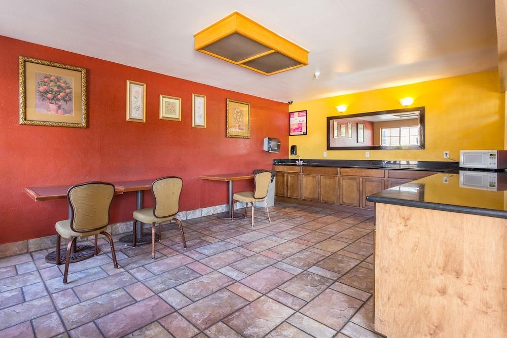 A Victory Inn Tolleson photo 25