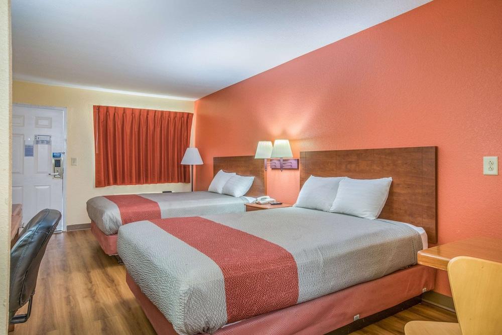 Rodeway Inn & Suites photo 32