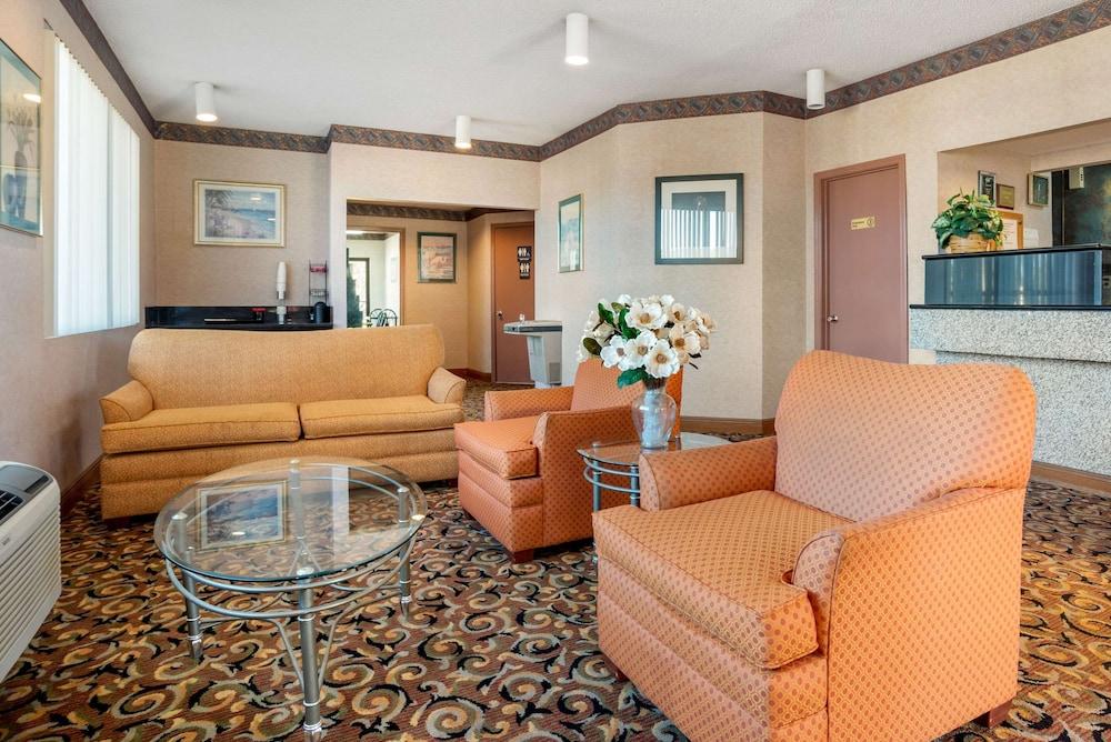 Econo Lodge Inn & Suites Forest photo 3