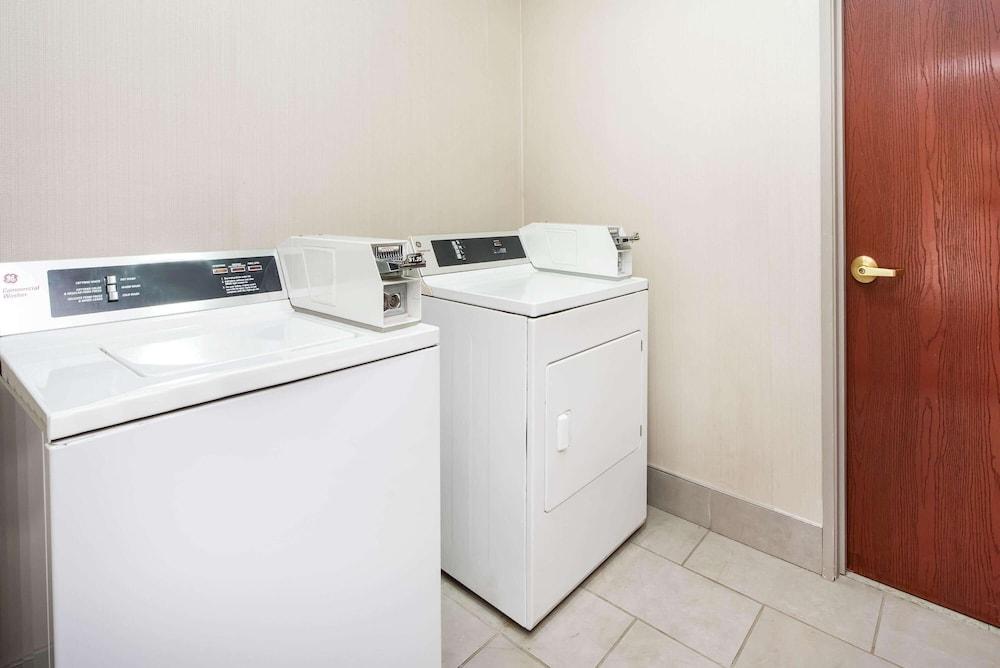 La Quinta Inn & Suites by Wyndham Fairborn Wright-Patterson photo 24