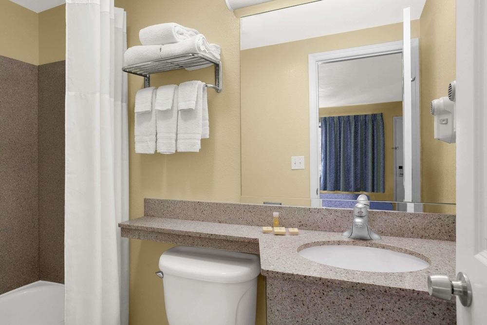 Days Inn by Wyndham Middletown photo 6