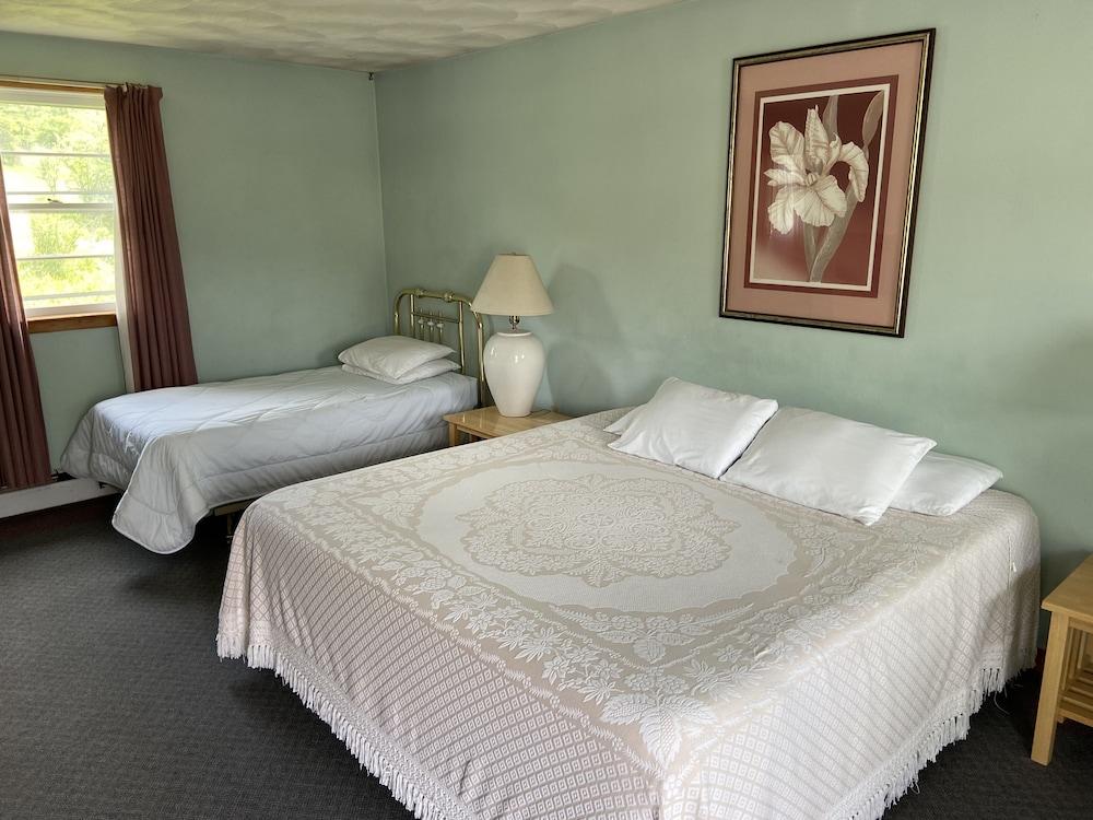Laurelwood Inn and Steakhouse photo 8