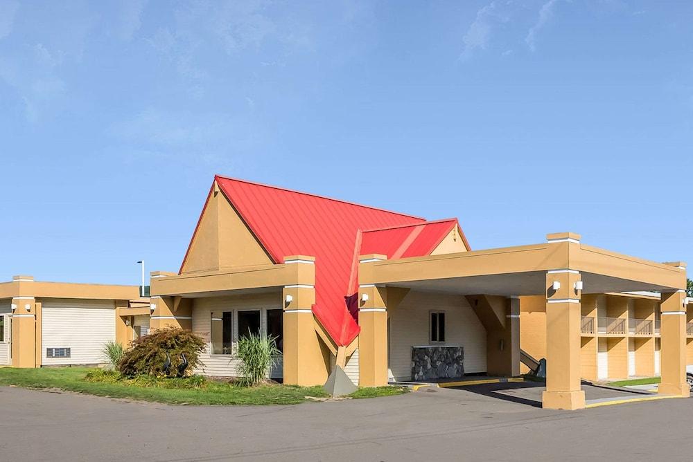 Econo Lodge Inn And Suites photo 25