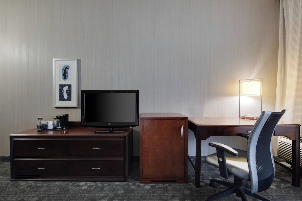 Courtyard by Marriott Grand Rapids Airport photo 9