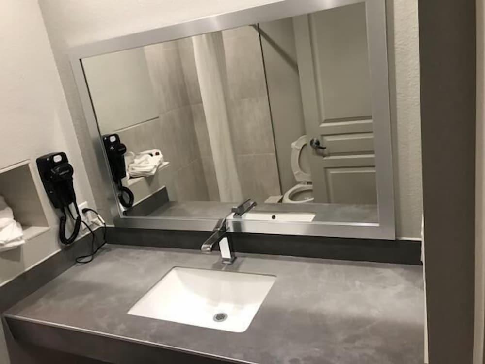 Crystal Inn - Sugar Land photo 13