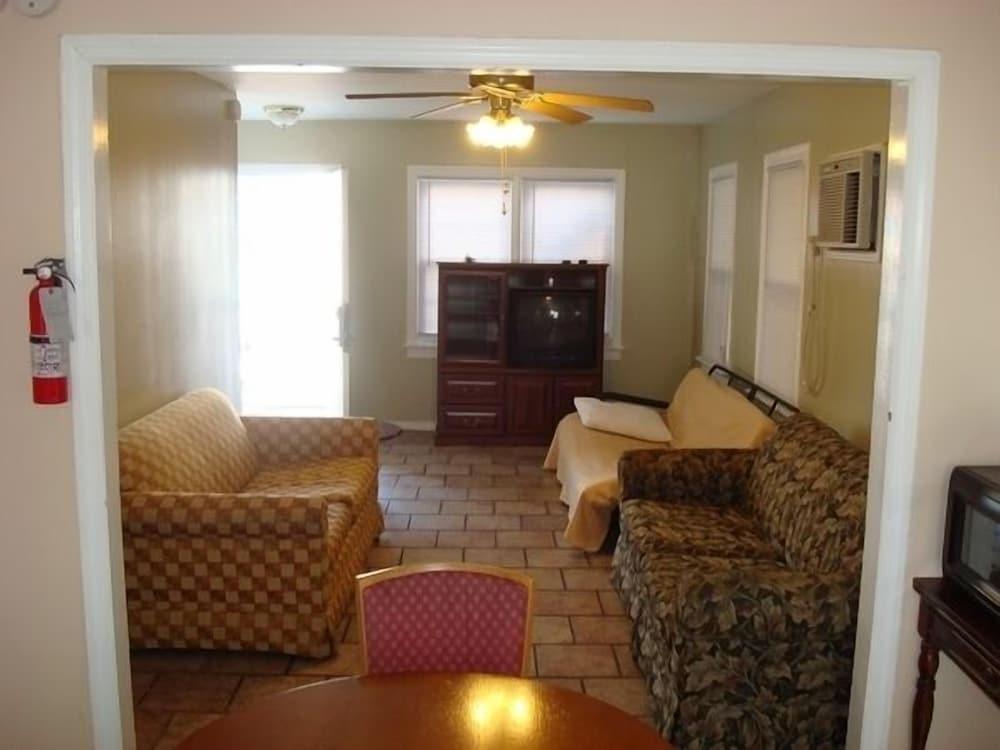 Four Winds Motel photo 21