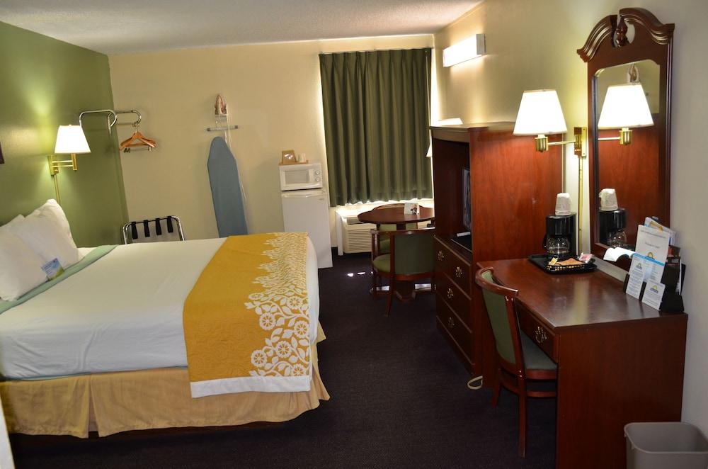 Days Inn by Wyndham Southern Hills/ORU photo 29