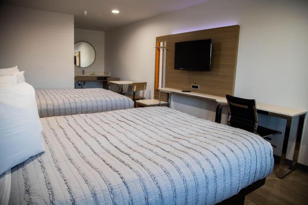 Pico Rivera Inn and Suites photo 11