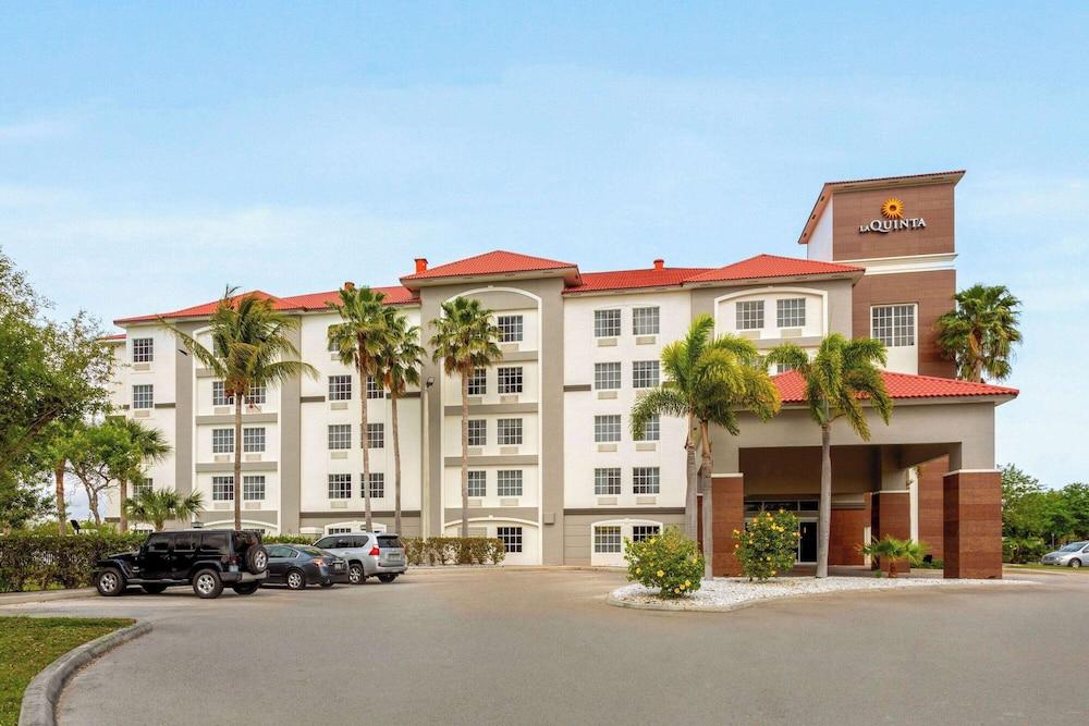 La Quinta Inn & Suites by Wyndham Ft. Pierce photo 1