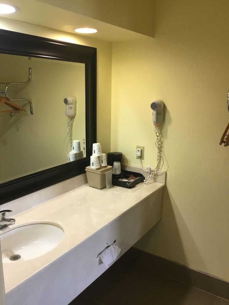Super 8 by Wyndham Fairfield Tx photo 21