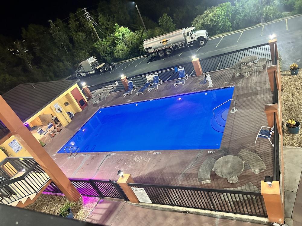 HomeTown Inn & Suites photo 17