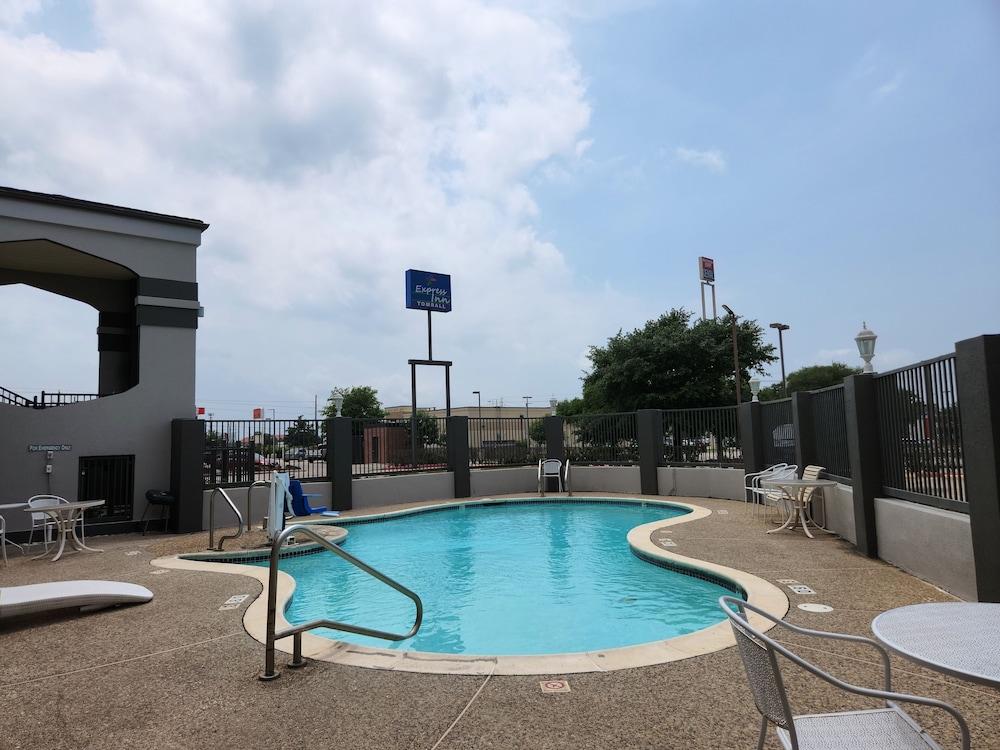 Express Inn Tomball photo 24