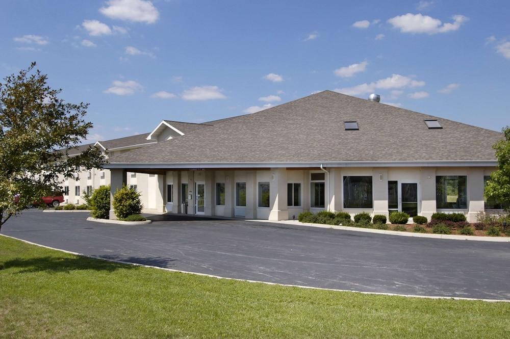 Baymont by Wyndham Dowagiac photo 1