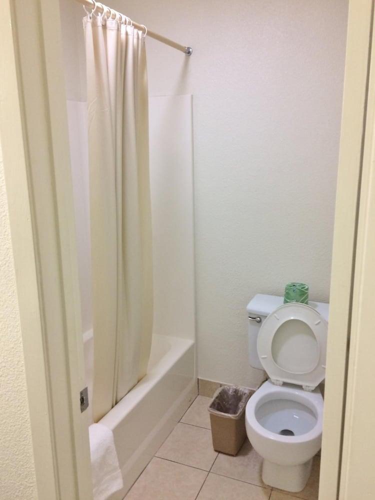 Travel Inn & Suites photo 29