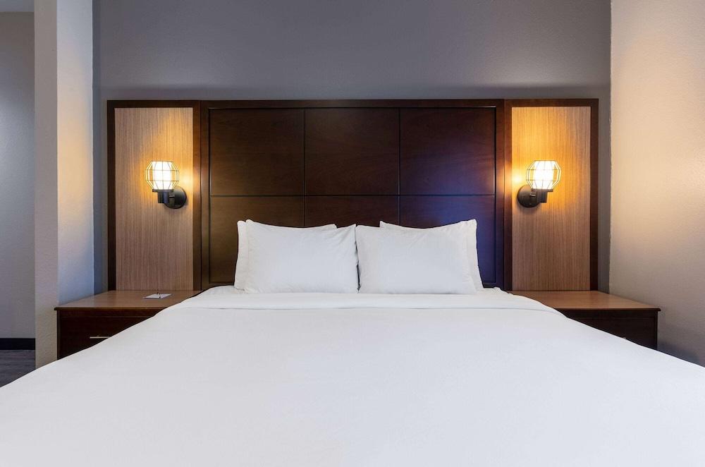 Wingate by Wyndham DFW / North Irving photo 2