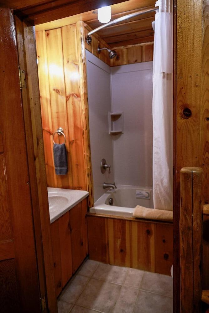 Twin Pines Lodge & Cabins photo 38
