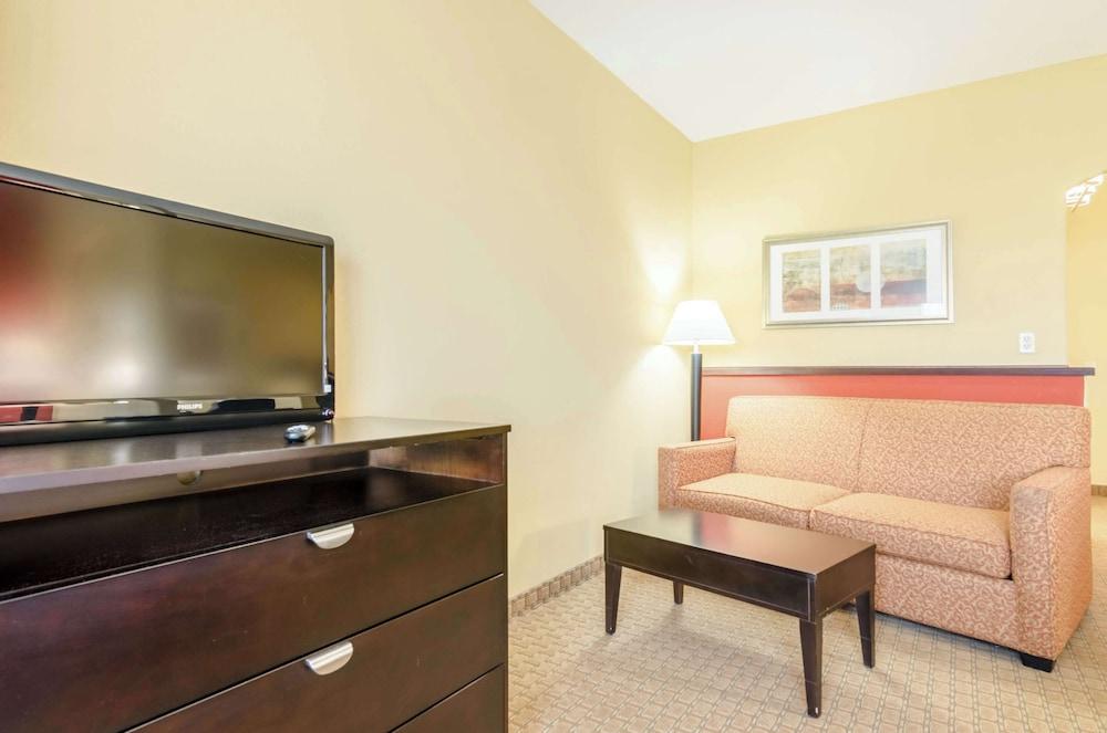 Comfort Suites Salina South photo 51
