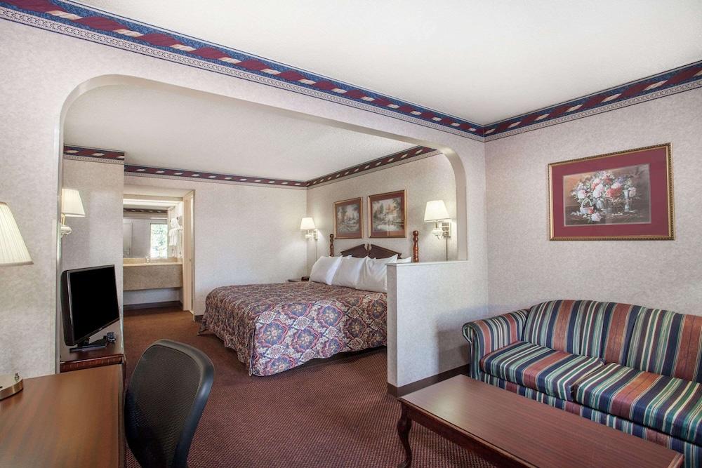 Days Inn by Wyndham Saint Pauls photo 12