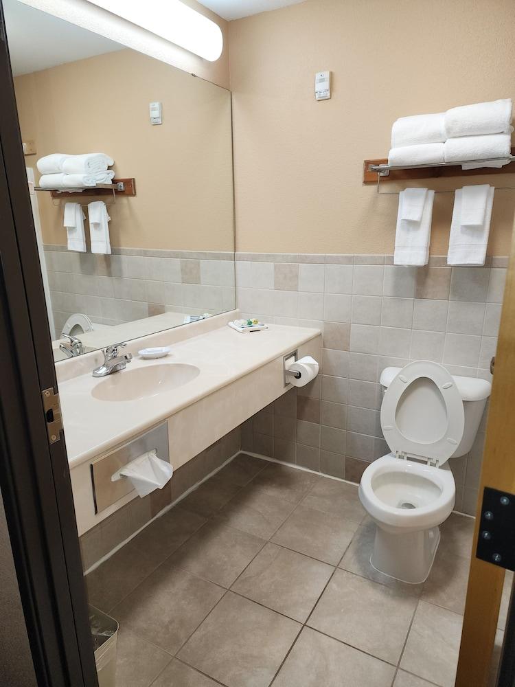 Pine Peaks Lodge & Suites photo 16