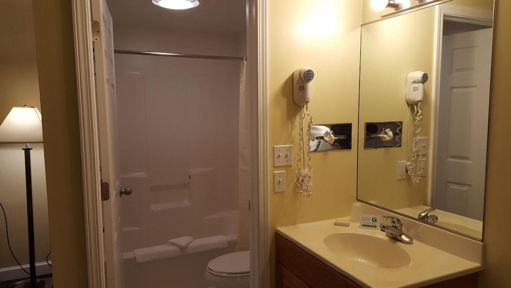 Captain's Quarters Motel photo 17