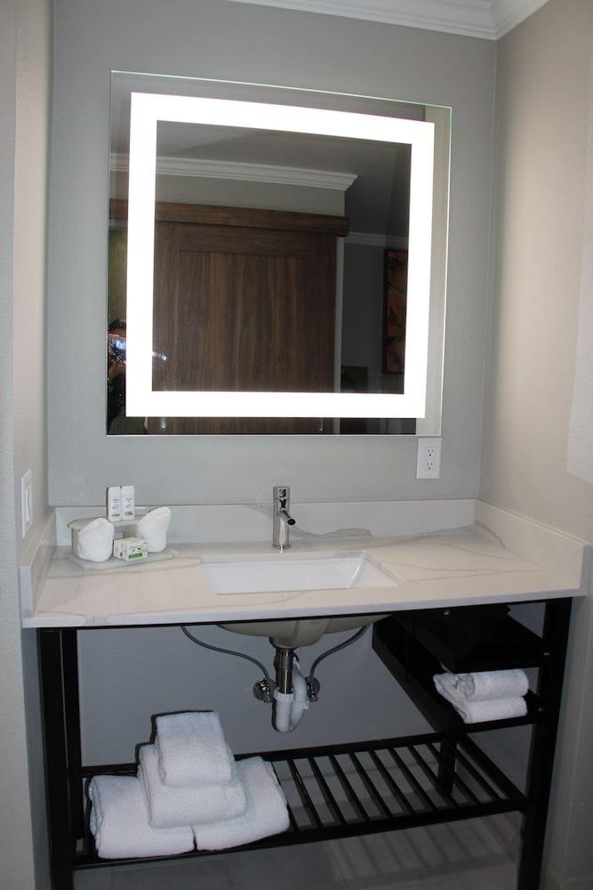 La Quinta Inn & Suites by Wyndham Yakima Downtown photo 75