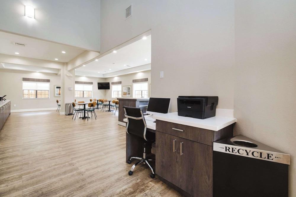 Quality Suites Houston Hobby Airport photo 3