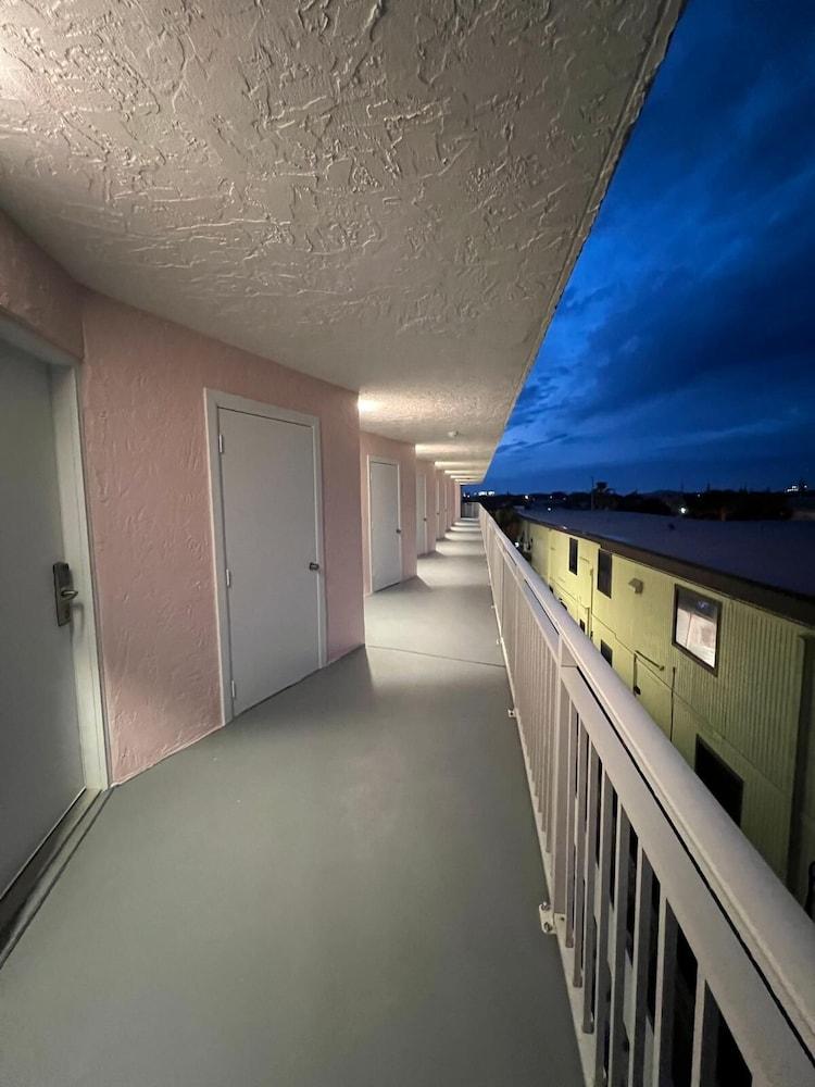 Flamingo Inn Beachfront photo 58