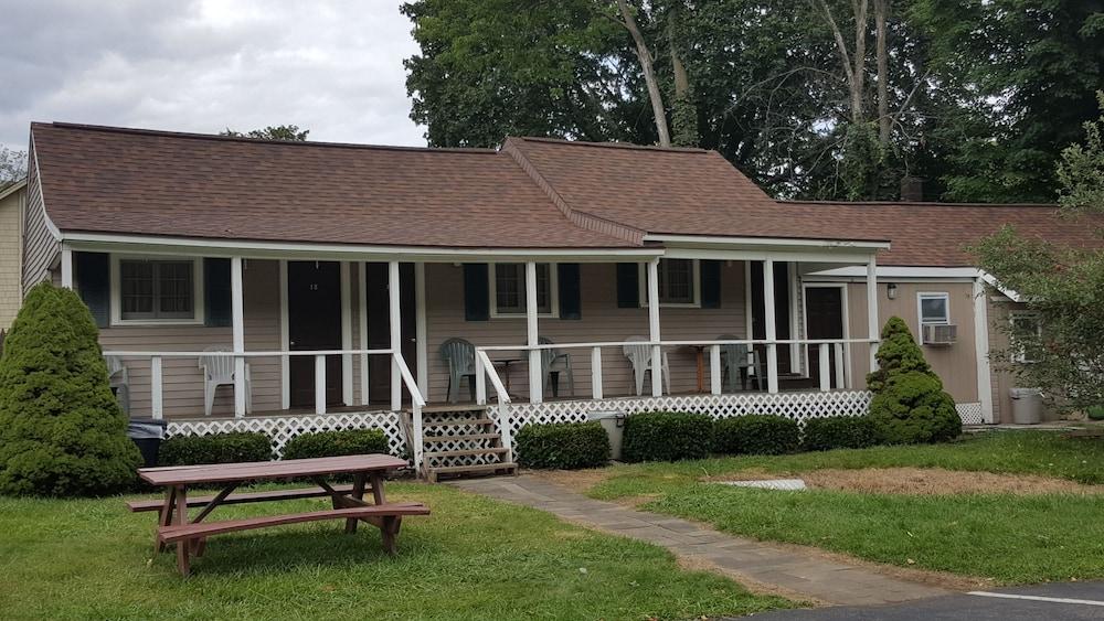 Adirondack Oasis Motel photo 17