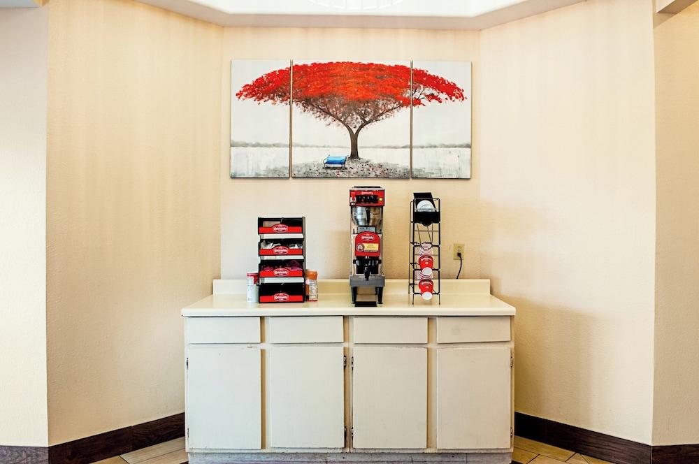 Red Roof Inn Slidell photo 8