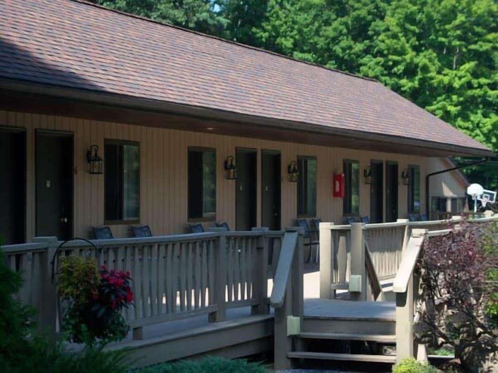 Tall Pines Motel photo 49