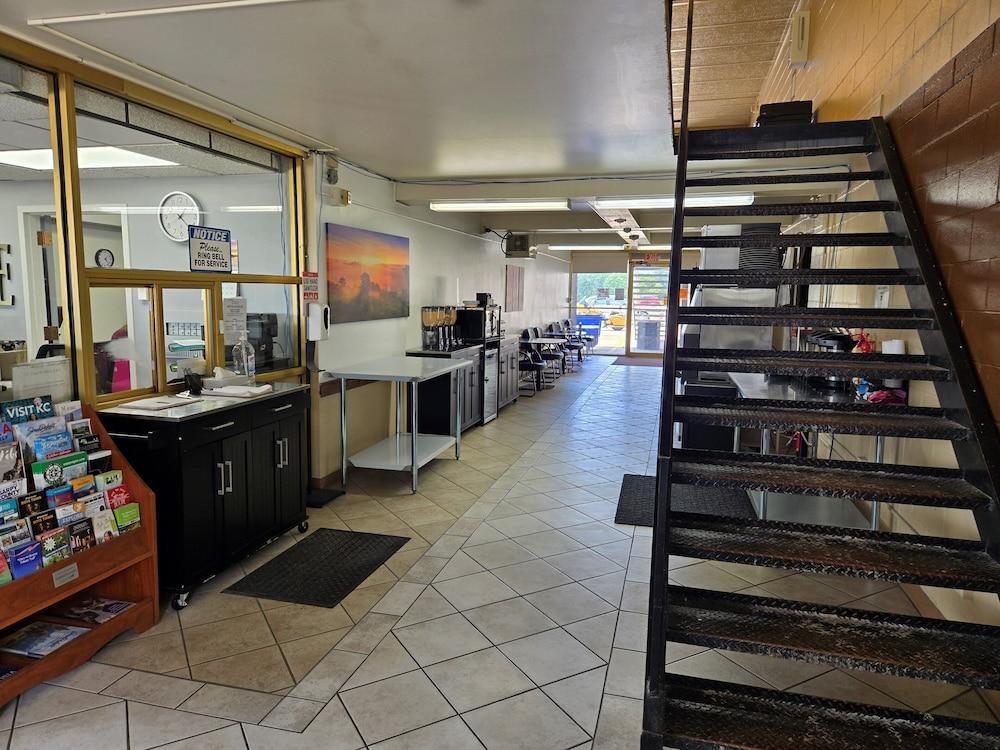 Home-Towne Lodge photo 7