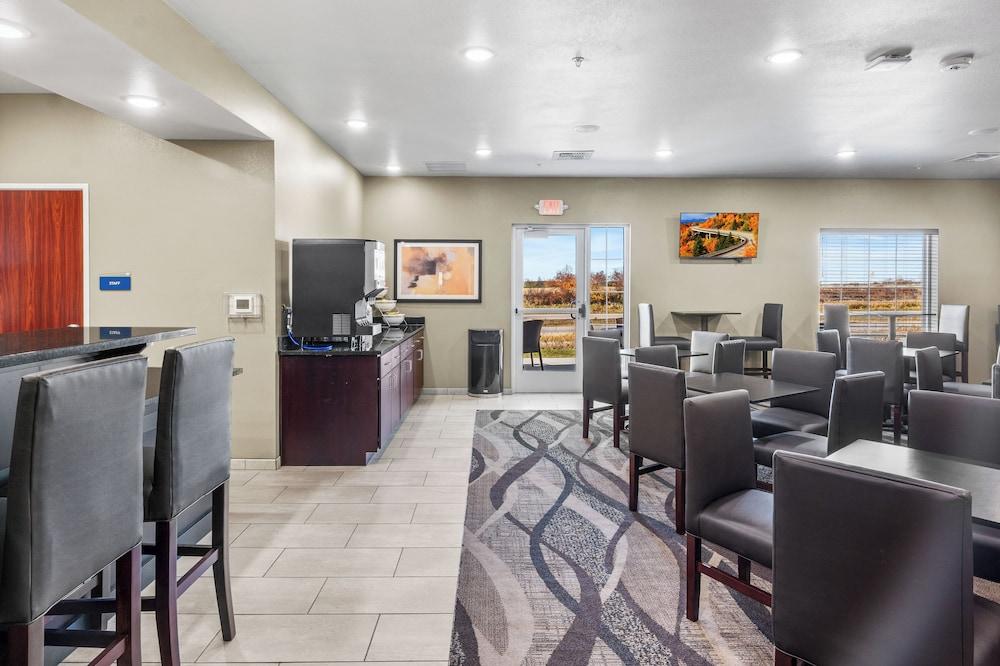 Cobblestone Hotel & Suites - Eaton photo 9