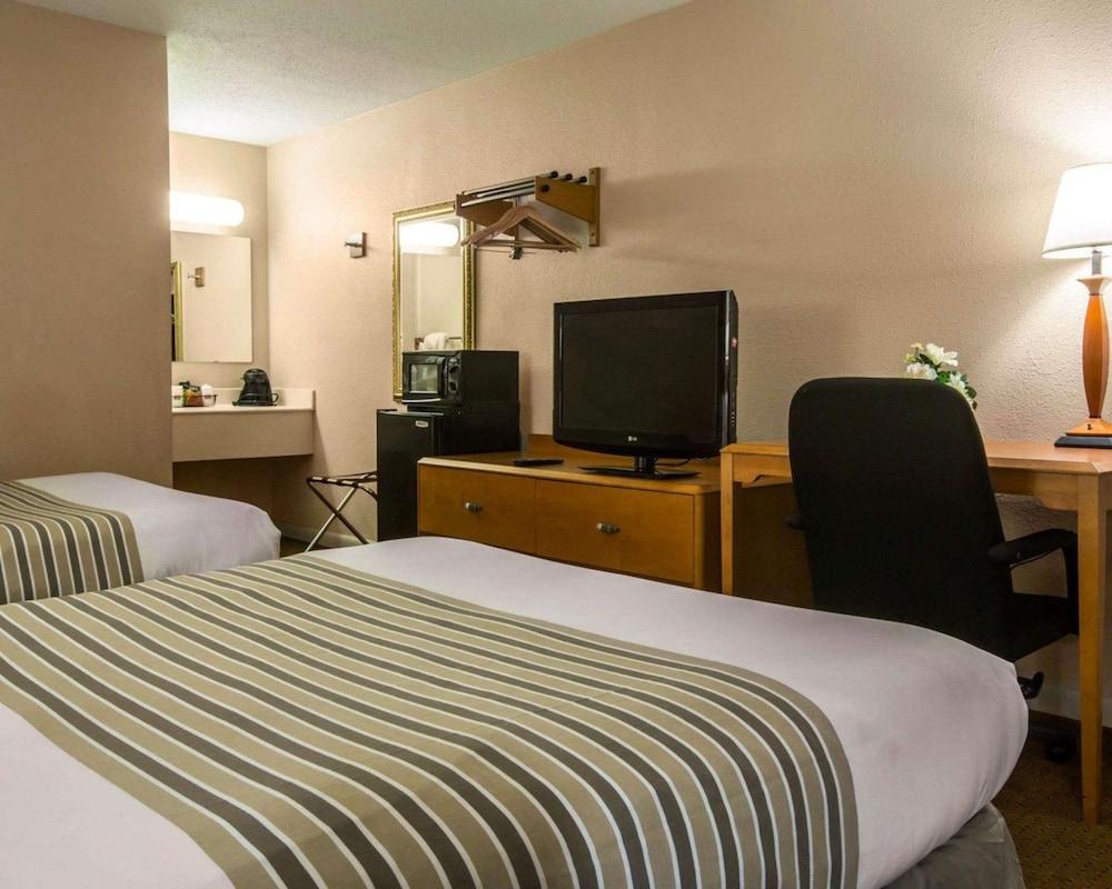 Econo Lodge Inn & Suites Columbus near Fort Benning photo 9