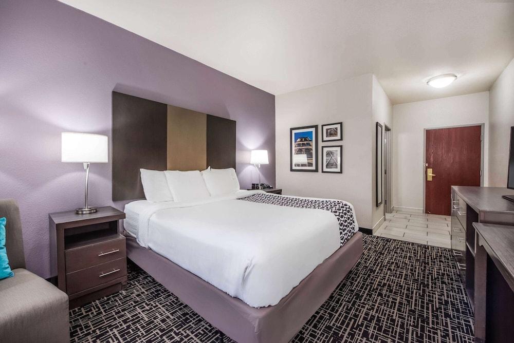 La Quinta Inn & Suites by Wyndham Fairborn Wright-Patterson photo 11