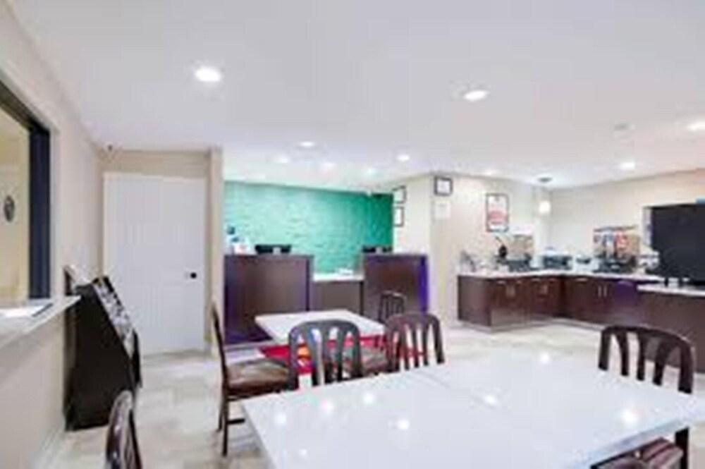 Super 8 by Wyndham Palestine photo 27