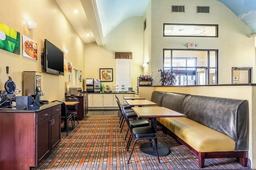 CasaBlanca Inn & Suites Houston photo 6