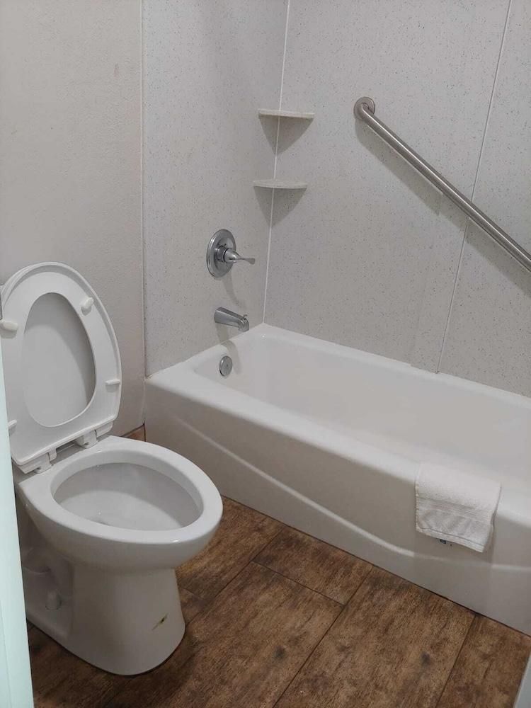 Budgetel Inn & Suites photo 1