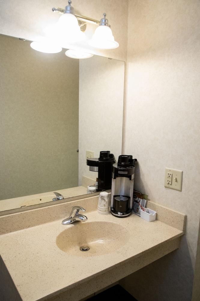 Grand Hinckley Inn photo 8