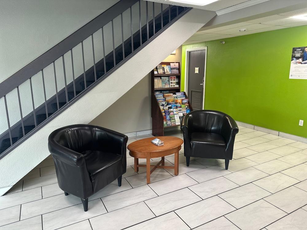 La Quinta Inn by Wyndham Omaha Southwest photo 2